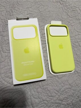Apple iPhone 17 Pro Max Silicone Case - Neon Yellow